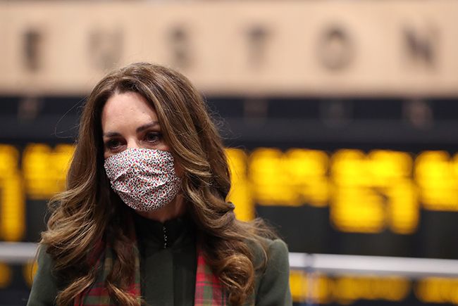 Primer plano de Kate Middleton con mascarilla