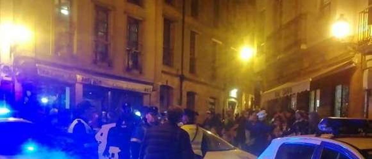 Varias patrullas de la Policía Local disolviendo el botellón de la plaza del Sol la noche de Carnaval.