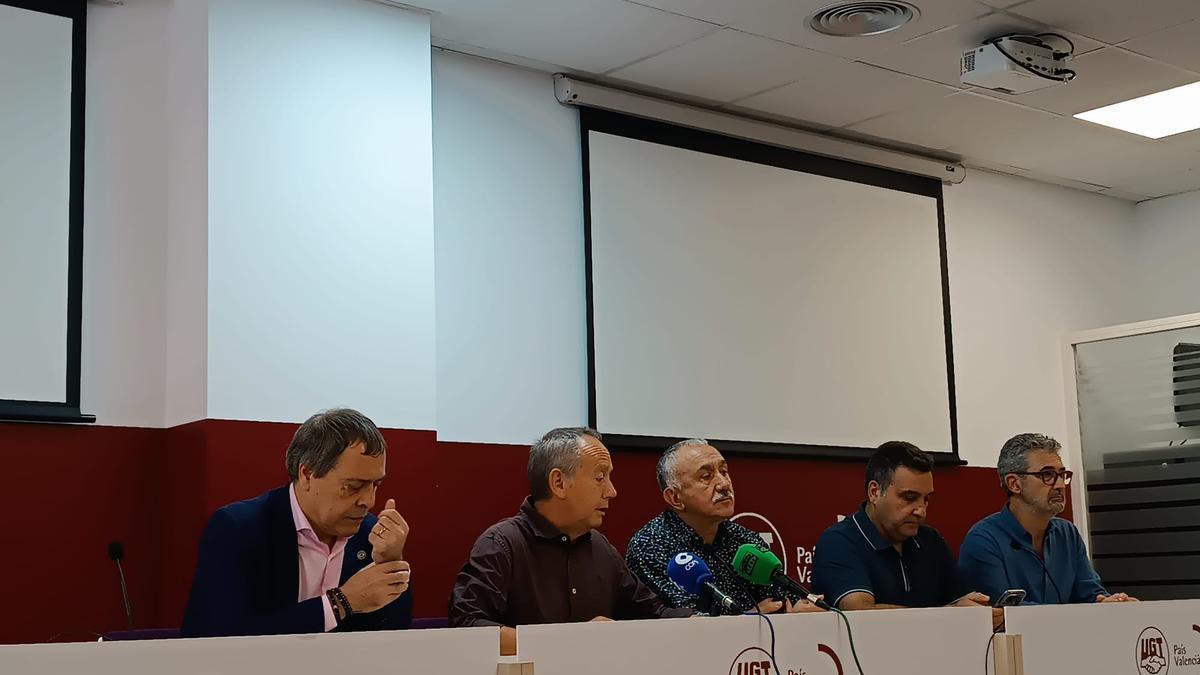 Ismael Sáez y José María Álvarez, en el centro, hoy en la sede de UGT-PV