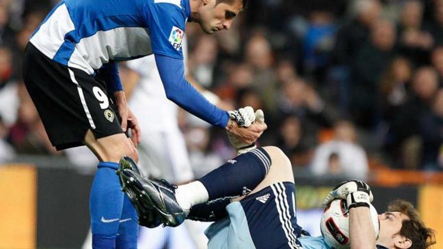 Portillo ayuda a levantarse a Casillas, durante el choque del sábado en el Bernabéu.