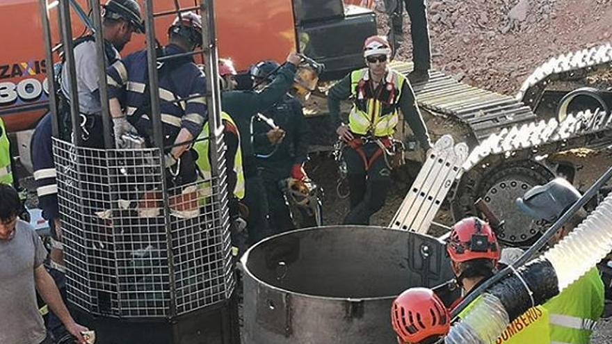 Els miners baixen al pou per cavar el túnel per rescatar en Julen
