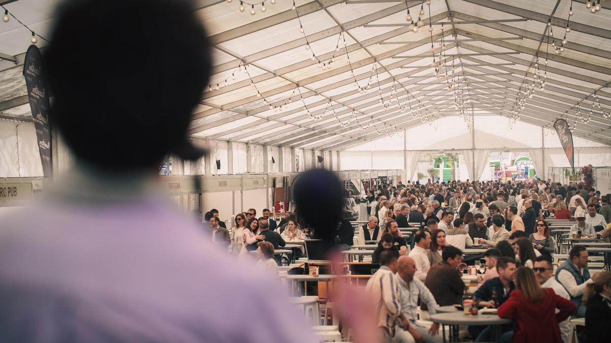 Feria Gastronómica con mucha gente en Almendralejo.
