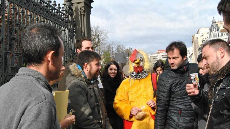 La &quot;pita pinta&quot;, a las puertas de la Junta con diputados de IU.