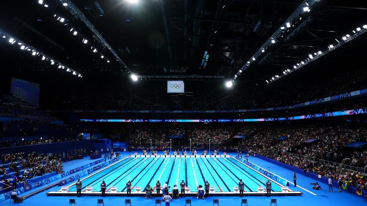 Vista general de la piscina de los Juegos Olímpicos instalada en La Défense Arena de Nanterre.