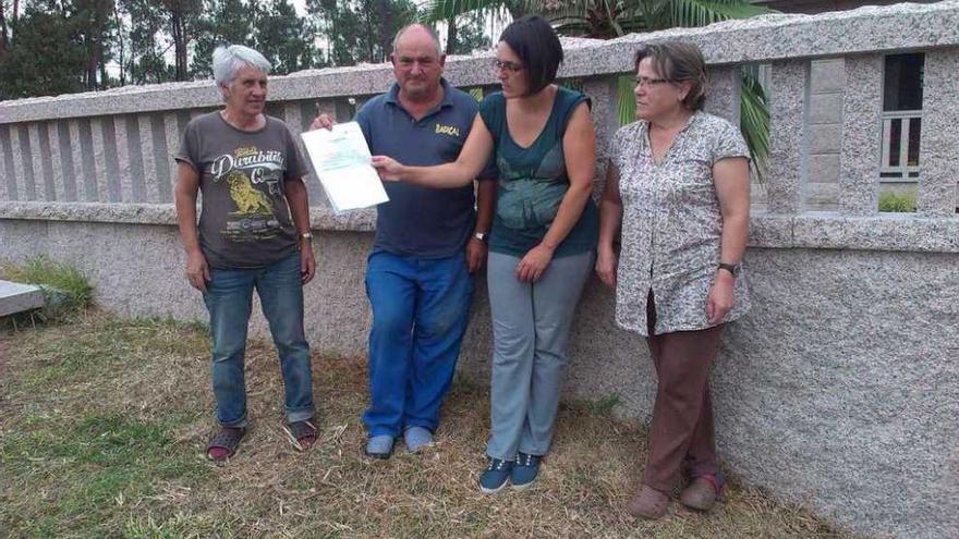 Vecinos de Monte da Veiga, en Angoares, afectados por las roturas debido a la alta presión de agua.