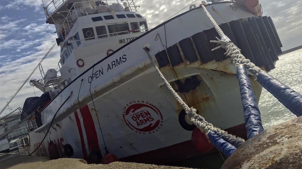 El 'Open Arms', amarrado en el puerto de Pozzallo, en Sicilia, el 19 de marzo.