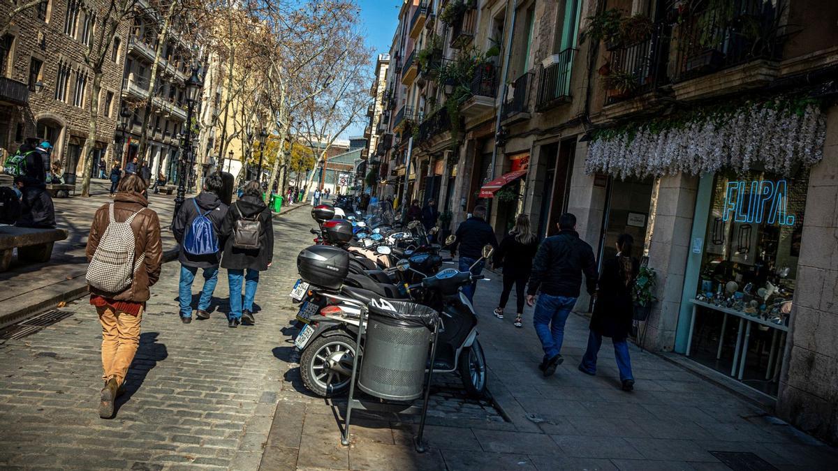 El Born de Barcelona sale de la pandemia con un alud de nuevas tiendas. Uno de los barrios que más se paralizaron por la covid está remontando con fuerza gracias al impulso de nuevos operadores, una menor saturación turística y el paulatino regreso de los clientes locales.