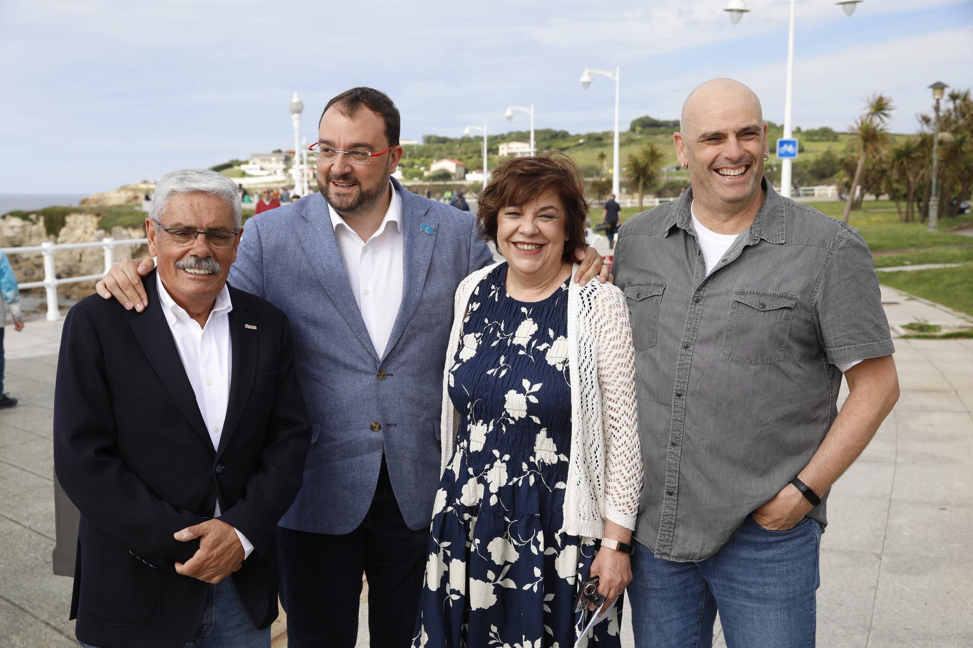 EN IMÁGENES:  Así fue el homenaje a los exiliados por la Guerra Civil y la posterior represión franquista organizado por los socialistas de Gijón junto a la estatua de "La Madre del Emigrante"