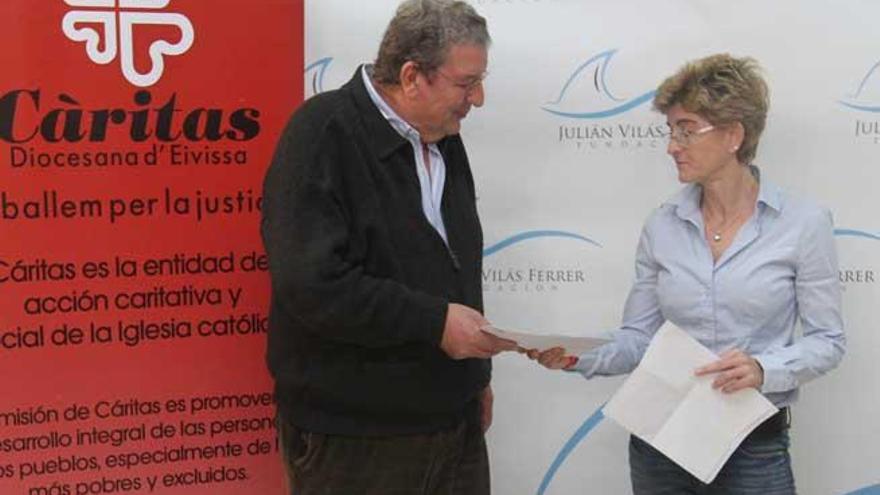 Marta Vilás entrega el cheque al director de Cáritas.