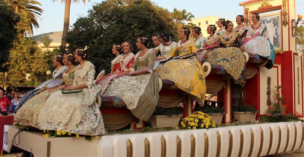 Tres generaciones de falleras en la Batalla de Flores