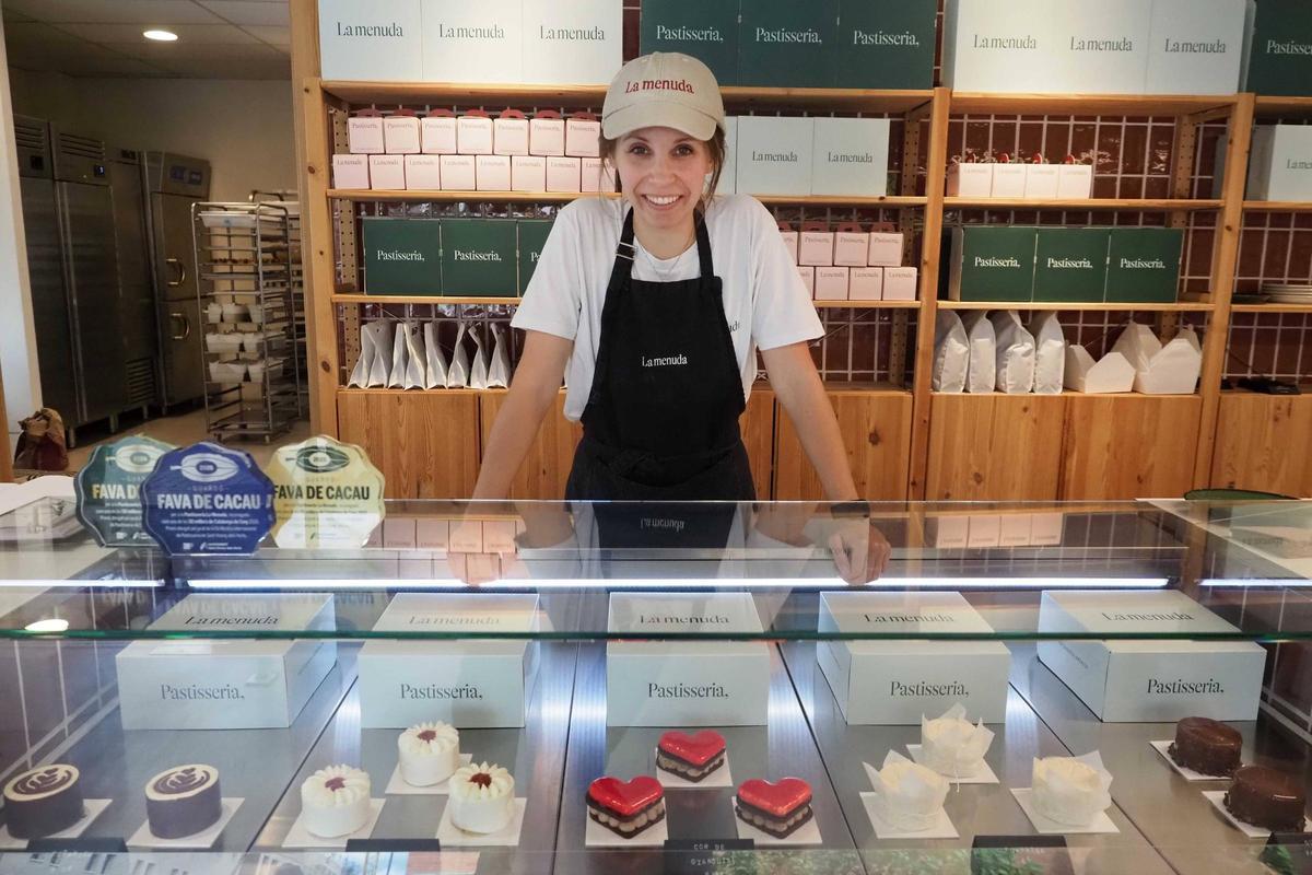Laura Ortega amb els pastissos i els guardons Fava de Cacau.