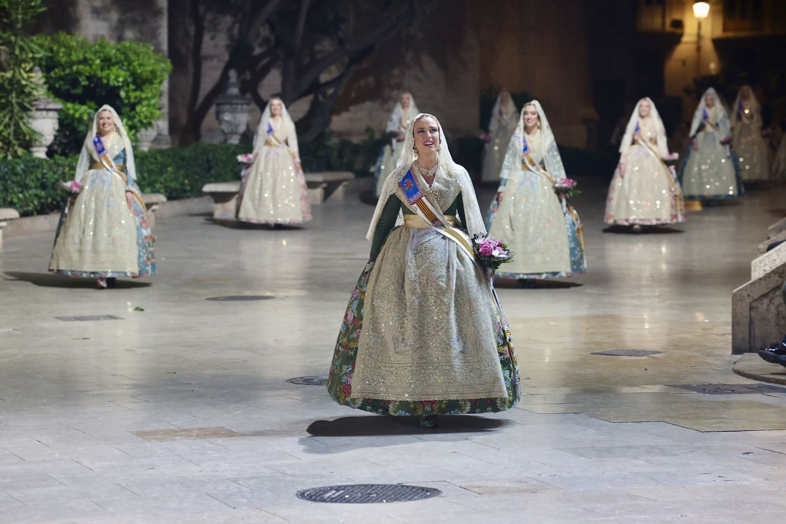 Laura Mengó y su corte coronan la ofrenda a la Virgen