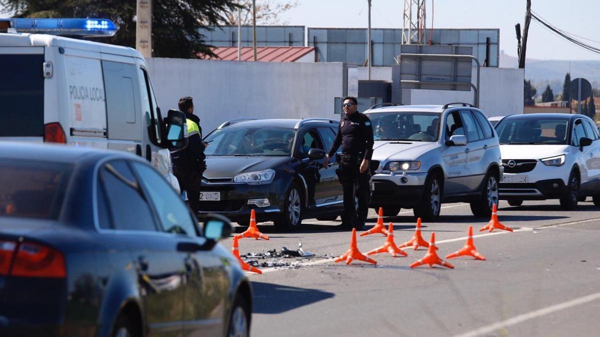 Atasco en la carretera del Aeropuerto tras un choque entre dos vehículos que no deja heridos