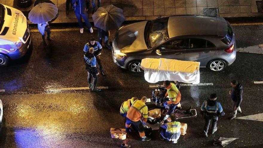 Los equipos médicos, durante los primeros auxilios.