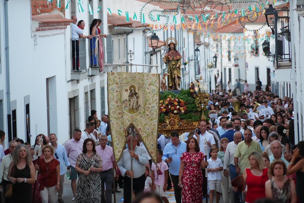 Dos Torres llena de color sus calles con las alfombras de sal por San Roque Dos Torres llena de color sus calles con las alfombras de sal por San Roque