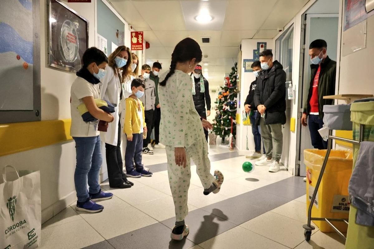 El Córdoba CF visita a los niños y niñas ingresados en el Hospital Reina Sofía y el Hospital San Juan de Dios.
