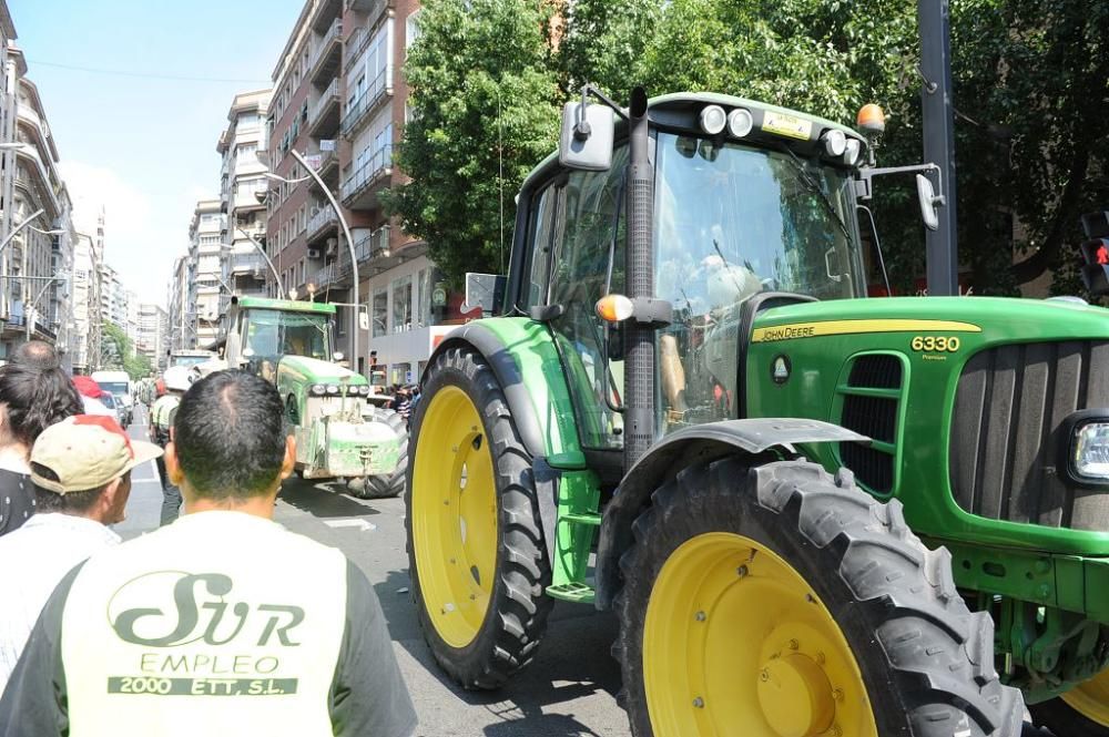 La Gran Vía de Murcia, paralizada por los agricultores