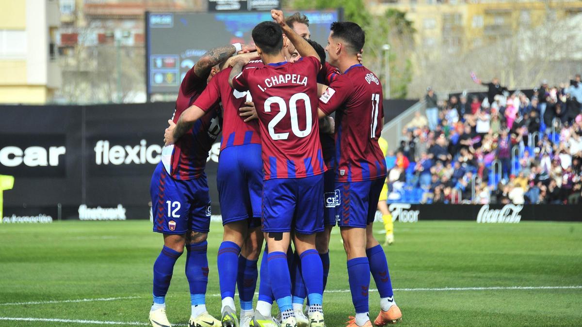 Los futbolistas del Eldense celebran un gol