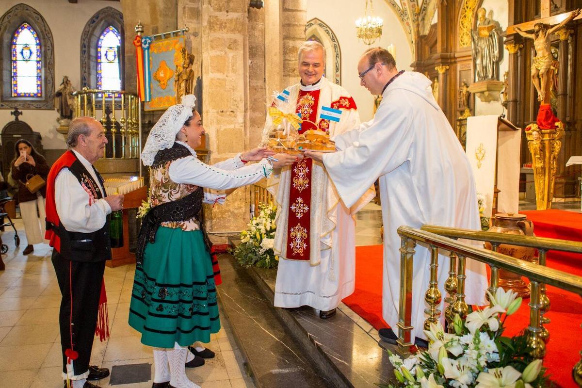 EN IMÁGENES: Misa de cofrades y reparto del bollo escarchado en Avilés EN IMÁGENES: Misa de cofrades y reparto del bollo escarchado en Avilés
