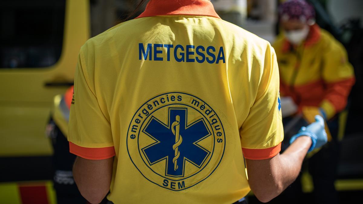 Dos tècnics del Sistema d'Emergències Mèdiques (SEM) de la Generalitat de Catalunya en una ambulància