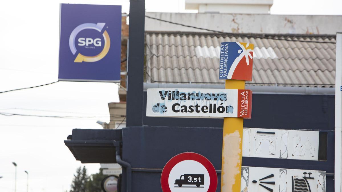 Una antigua señal con la denominación en castellano tachada, en una imagen de archivo.