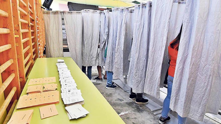 Un colegio electoral de Canarias durante la jormada del pasado domingo