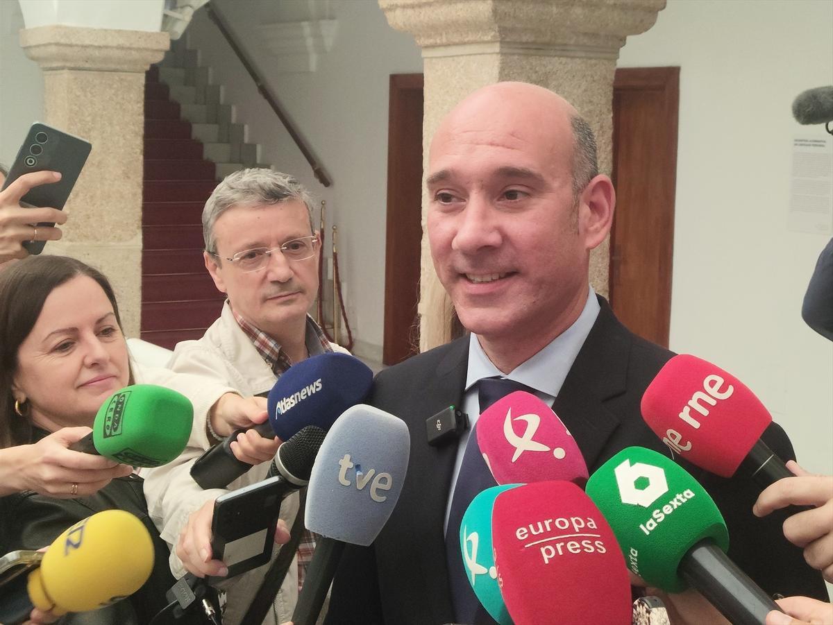 El portavoz del Grupo Parlamentario Popular, José Ángel Sánchez Juliá, tras la reunión con el presidente de la Asamblea, en el parlamento regional.