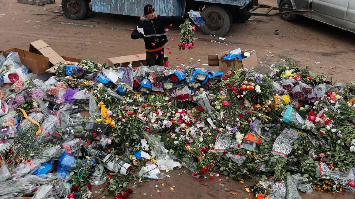 Trabajadores de un invernadero de San Petersburgo destruyen flores que se están marchitando porque no se pueden vender.