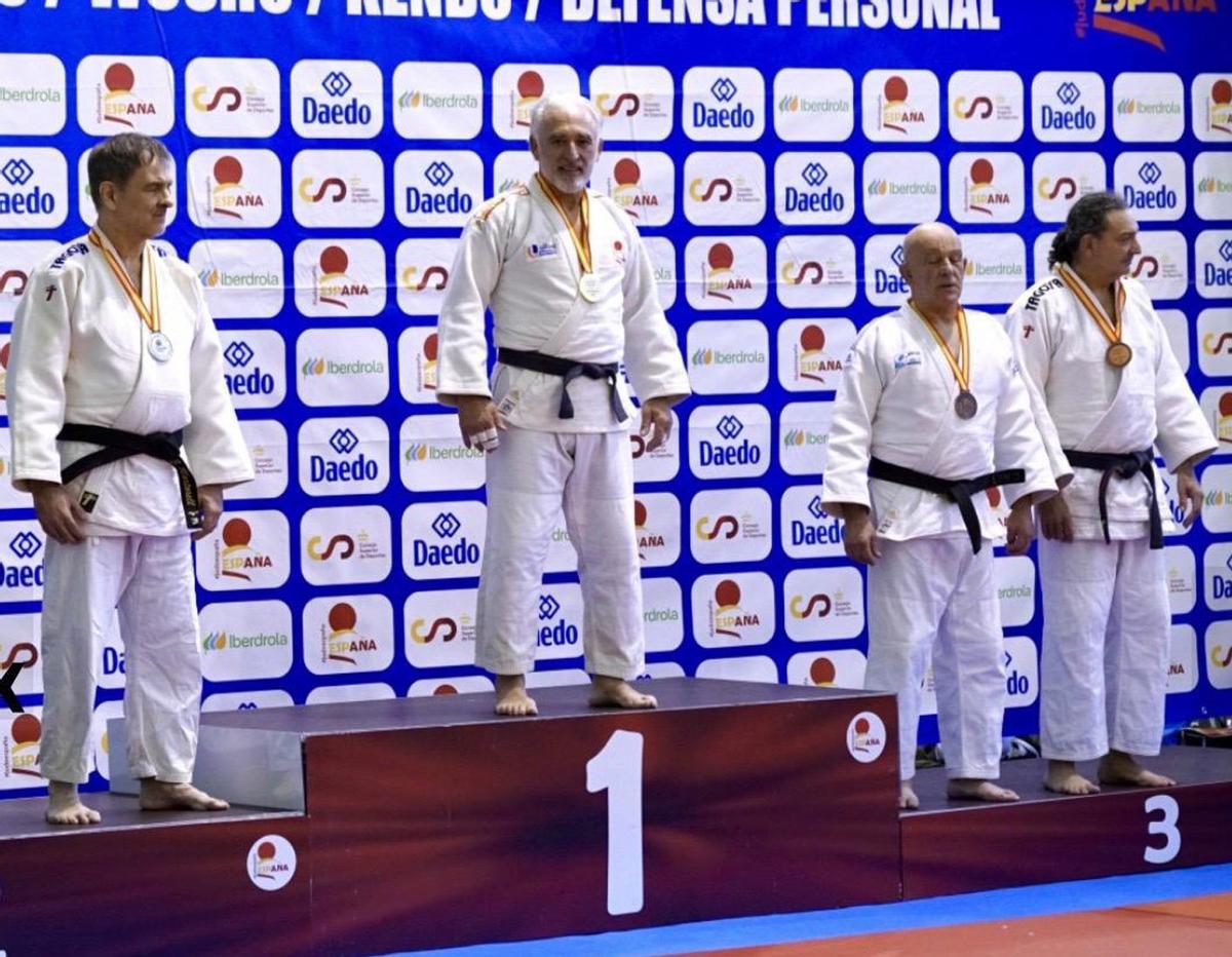 Fernando Ulloa, en el centro, tras ganar una competición nacional este año. | Cedida