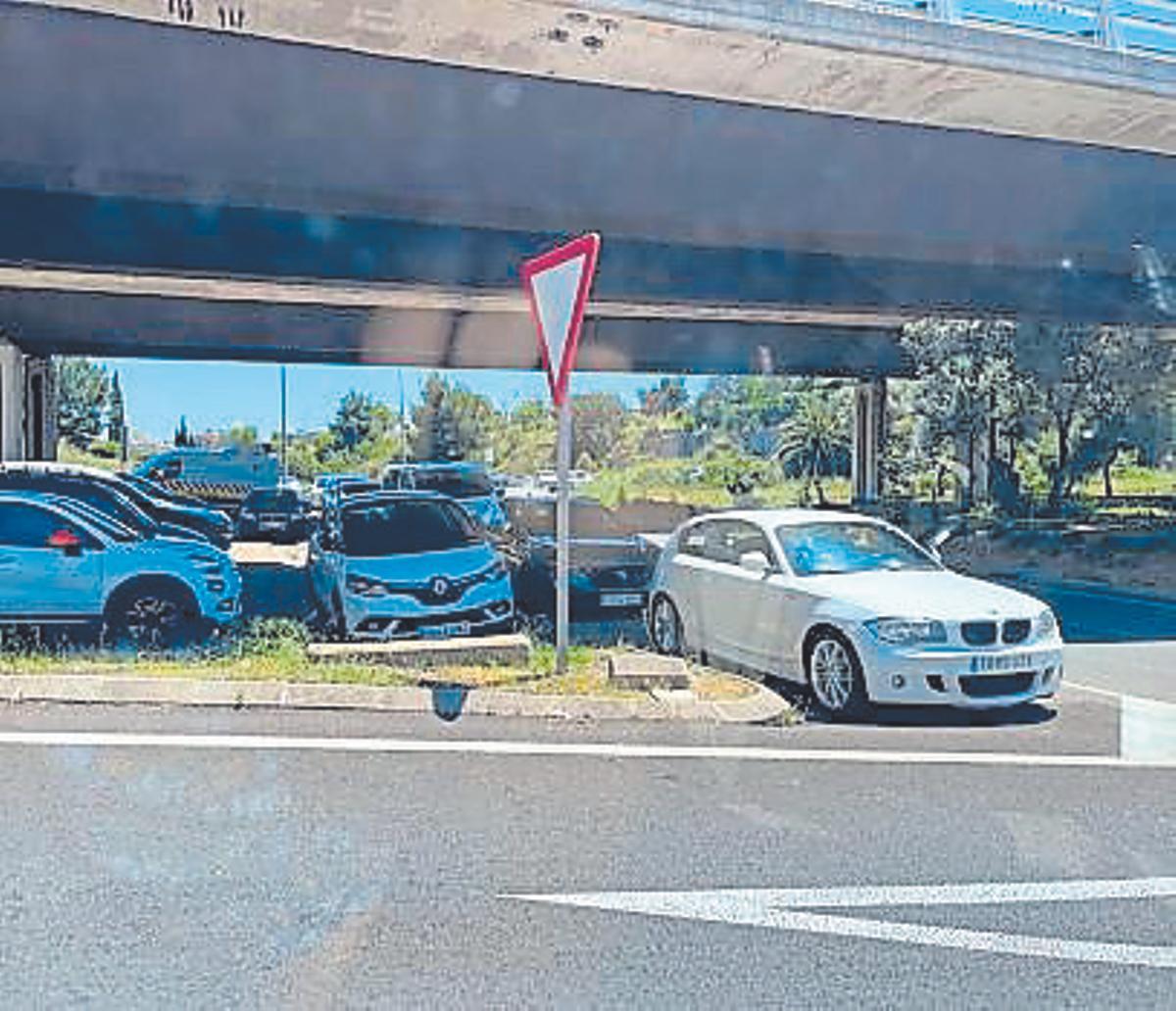 Coches mal aparcados cerca de Son Moix