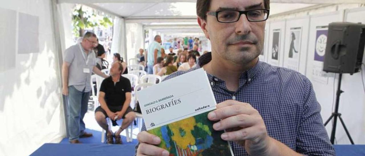 Gonzalo G. Barreñada, ayer, con un ejemplar de su libro.