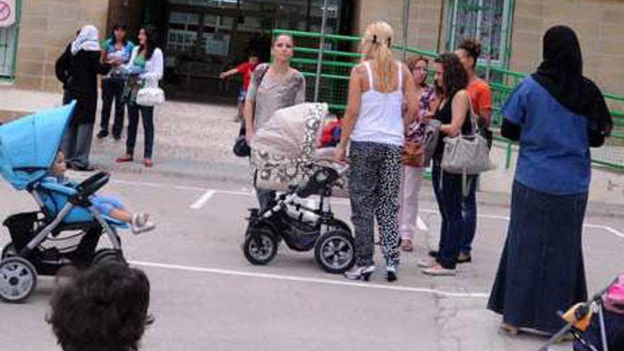 Concentración de las madres magrebíes en la puerta del colegio.