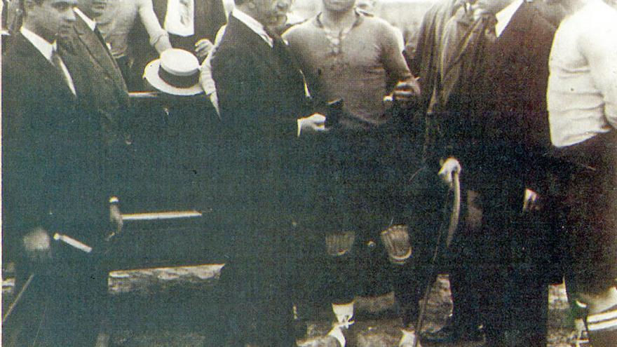 Emilio Ruiz, &quot;el León de Bouzas&quot;, recibe un reloj y una cadena de oro de parte del canciller del consulado de Uruguay.