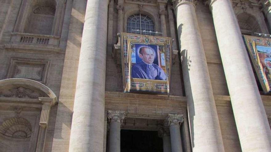 Los músicos ayer ante una imagen del Santo enla plaza de San Pedro en el Vaticano.  // Antón Pereiras