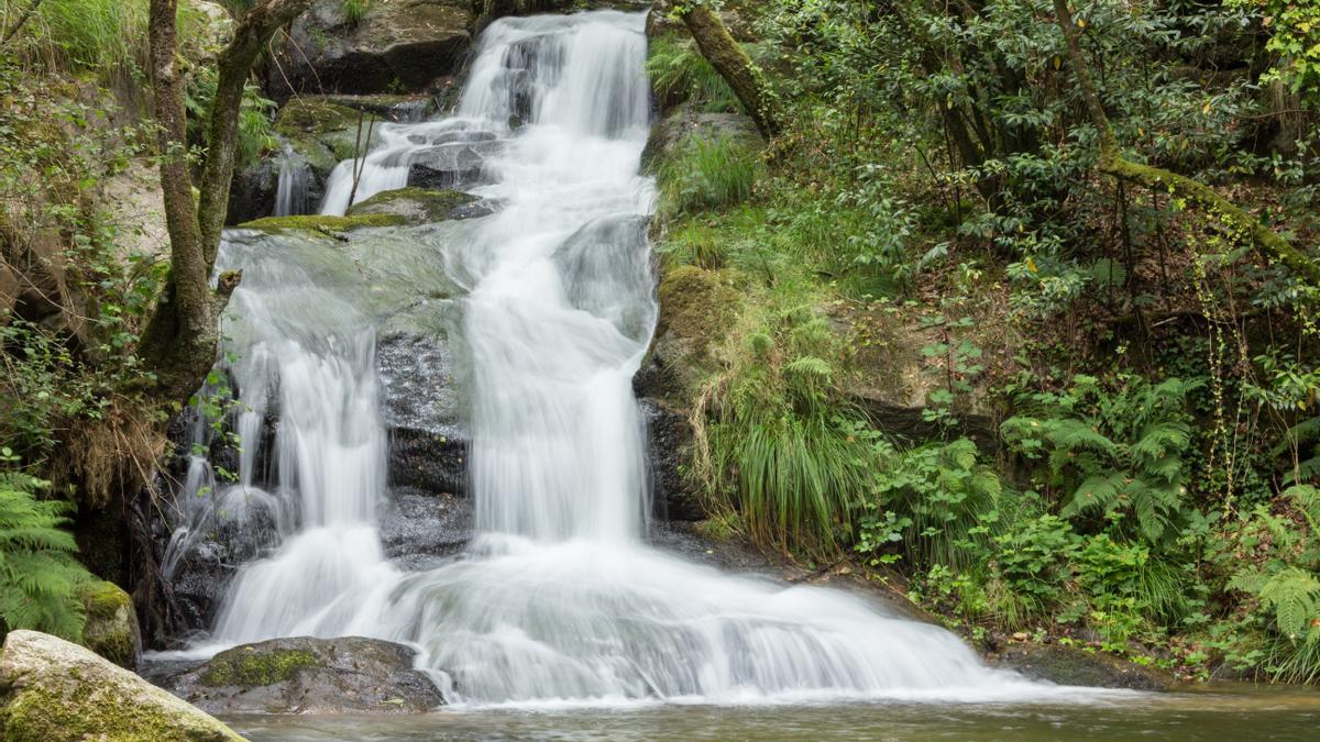 Vista de salto de agua de O Picho, Curantes (A Estrada).