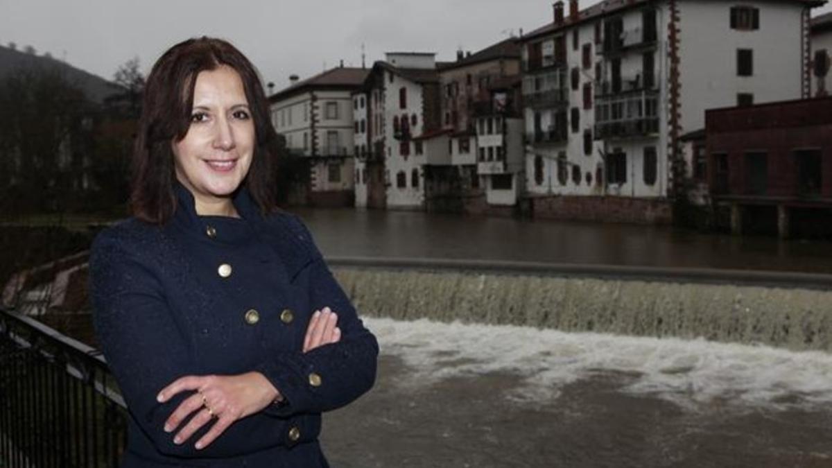 Dolores Redondo, el pasado enero, en Elizondo (Navarra), escenario de 'El guardián invisible'.