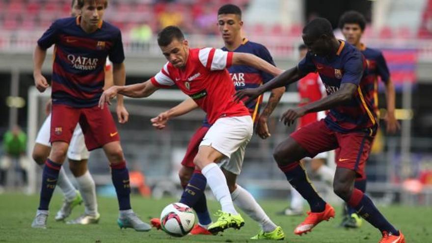 Álex Gallar, rodeado por jugadores del Barcelona B.