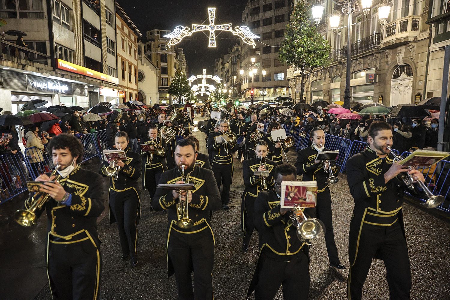 En imágenes: La cabalgata de los Reyes Magos en Oviedo