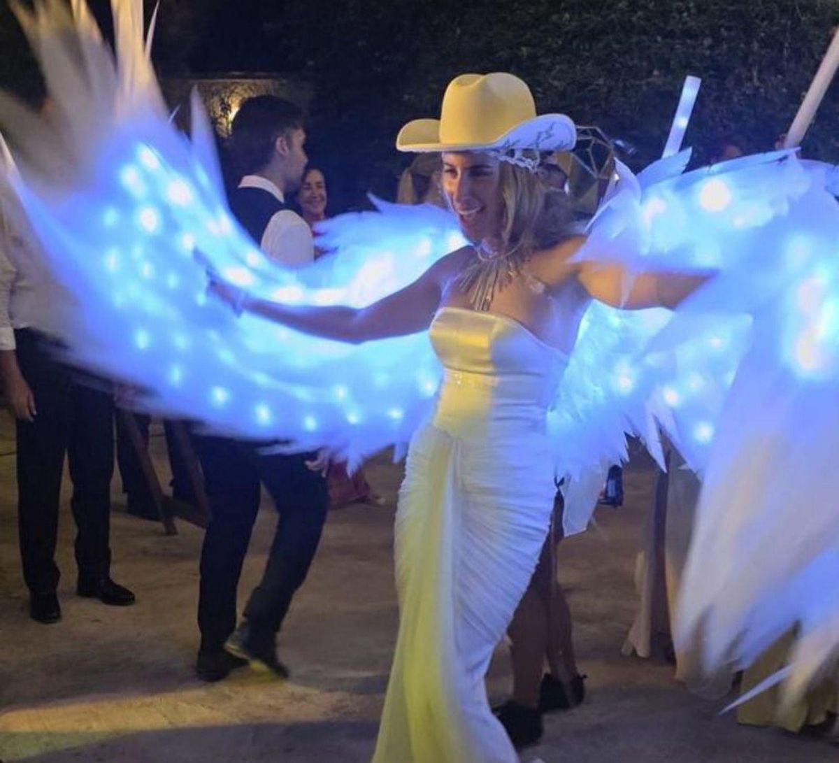 Una tradición que no se pierde: el manteo al novio.