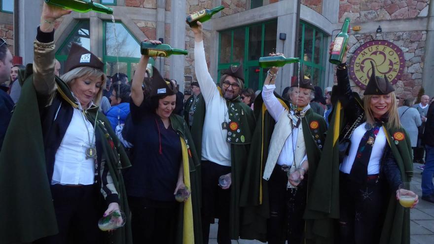 Los siceratores, escanciando delantre del Muséu de la Sidra . | LNE