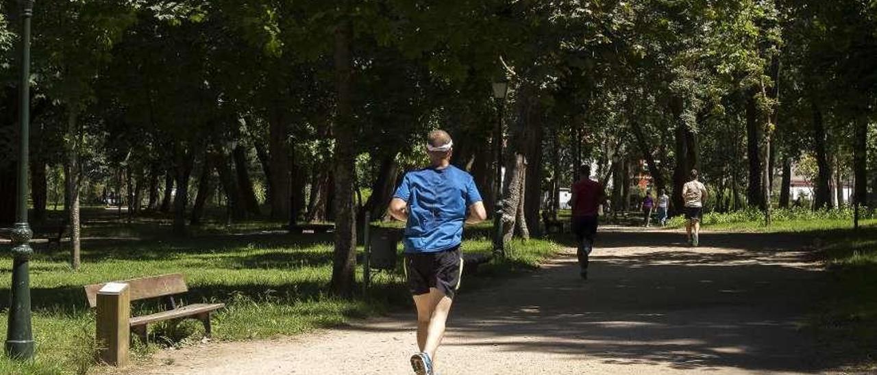 Una persona corriendo en el parque de Castelos. // Adrián Irago