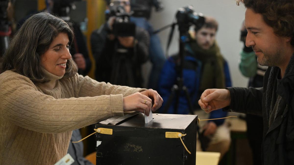 Votaciones en un colegio electoral de Lisboa, este domingo.
