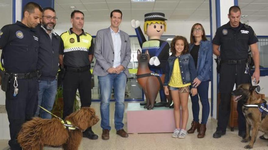 El ninot del perro policía, Lobo, en la Comisaría