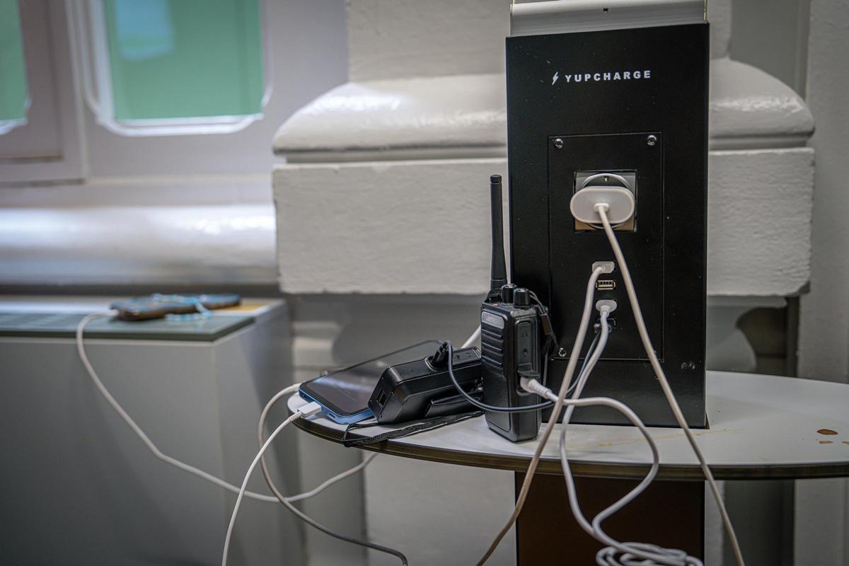 Ciudadanos y pacientes utilizan los cargadores existentes en hospitales para recargar teléfonos en esta situación de apagón