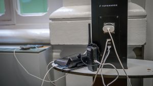 Ciudadanos y pacientes utilizan los cargadores existentes en hospitales para recargar teléfonos en esta situación de apagón
