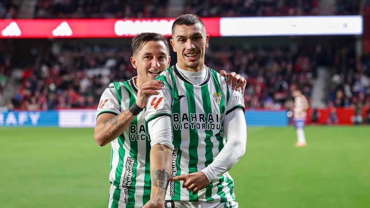 Adrián Fuentes, junto a Christian Carracedo, celebra un gol esta temporada con el Córdoba CF.