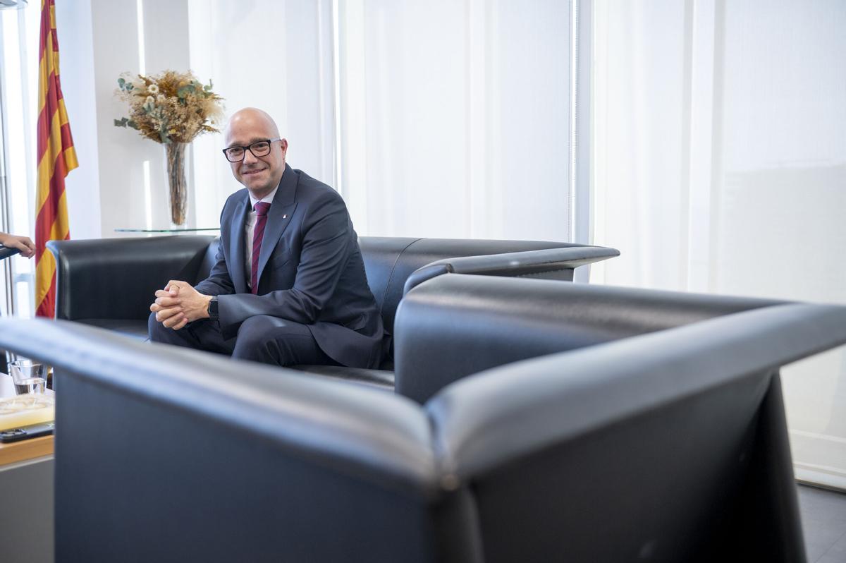Barcelona 21.07.2026. Política. El nuevo Secretari General del Departament de Drets Socials i Inclusió de la Generalitat de Catalunya, Raúl Moreno, fotografiado en su despacho de la Conselleria. Fotografía de Jordi Cotrina