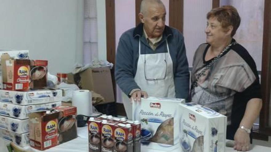 Dos voluntarios de la asociación Plato Solidario.