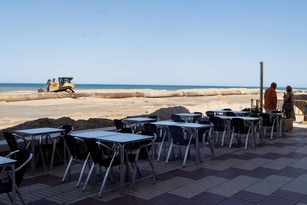 Tuberías de la draga para la regeneración de la playa de El Perelló.