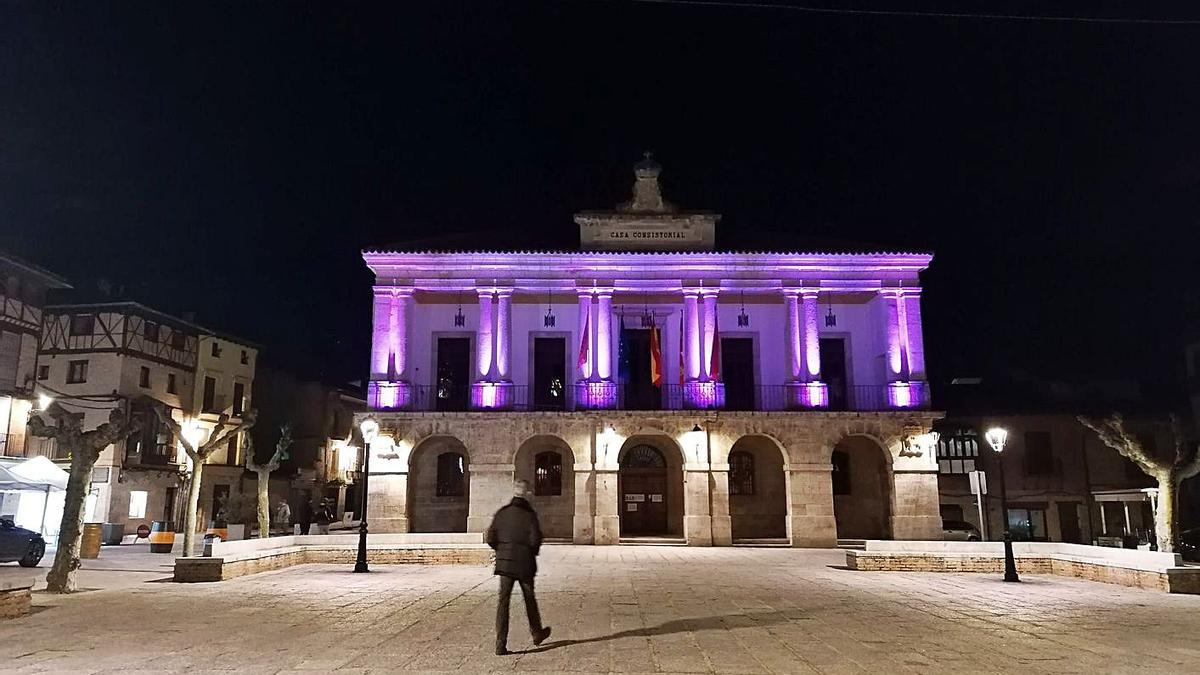 Toro ilumina de morado el Consistorio por el Día de la Mujer | M. J. C.